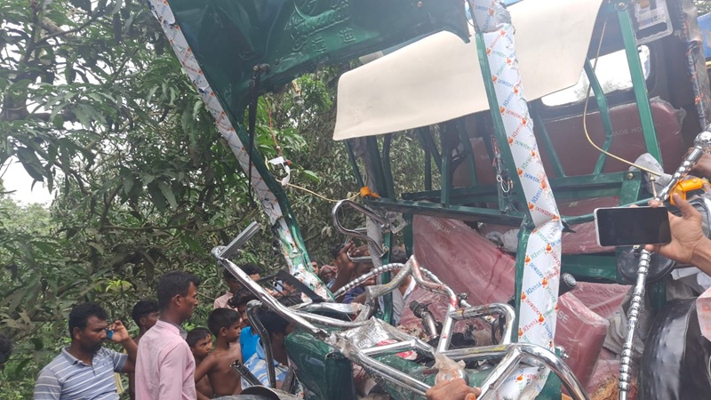 চাঁপাইনবাবগঞ্জে ট্রাকের সাথে অটোরি´ার সংঘর্ষে  অটোরিক্সা চালক ও  শিশুসহ নিহত ২,আহত ৫